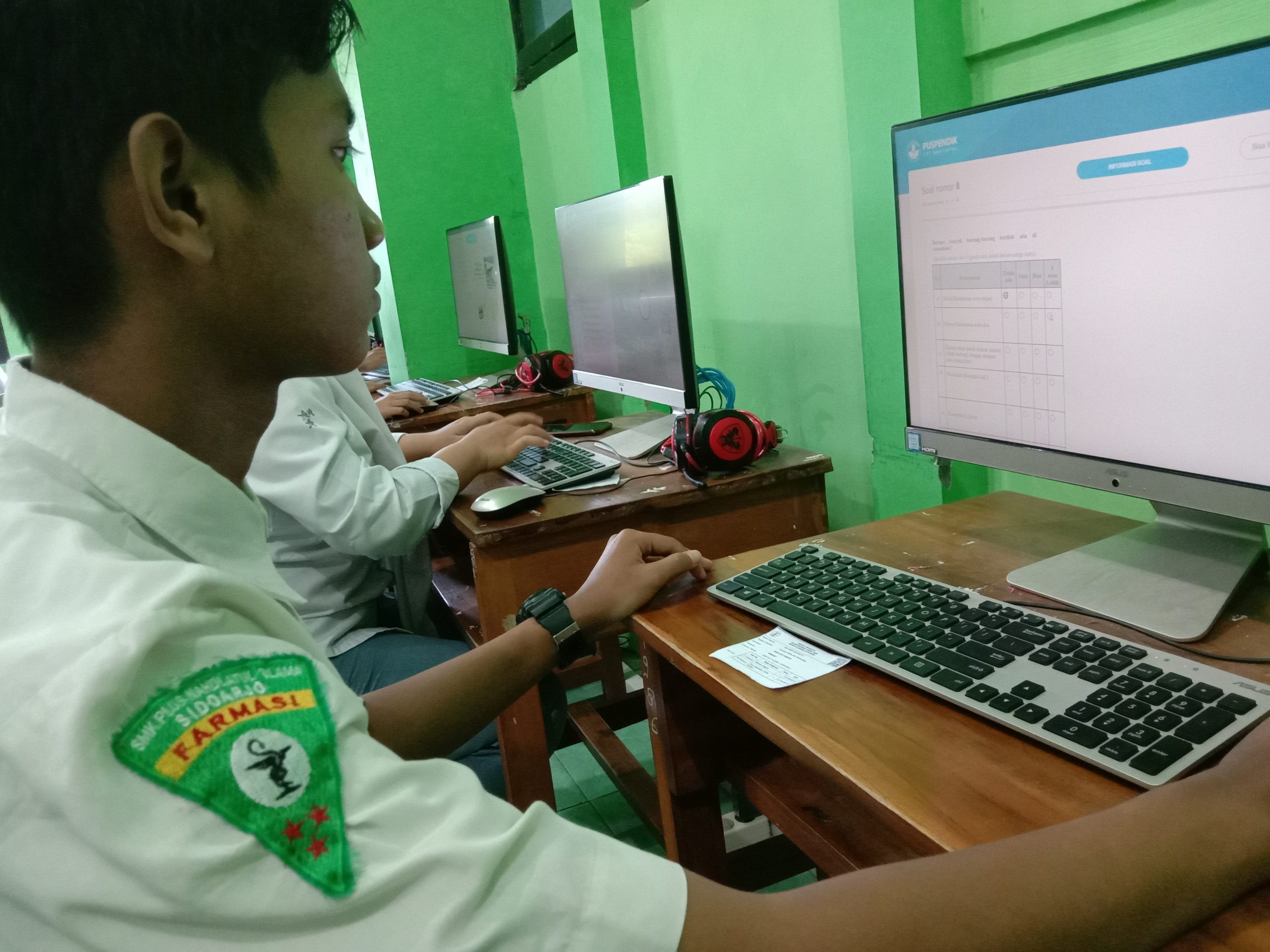 siswa smk plus Nu sidoarjo mengerjakan simulasi