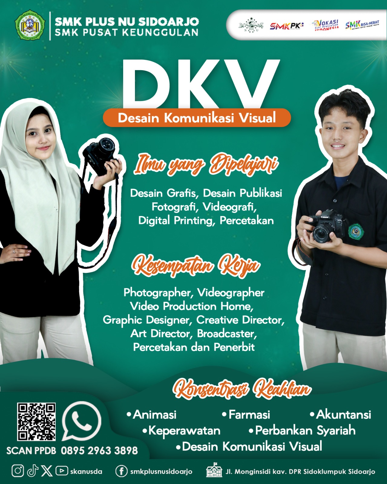 Siswa praktik Desain Komunikasi Visual